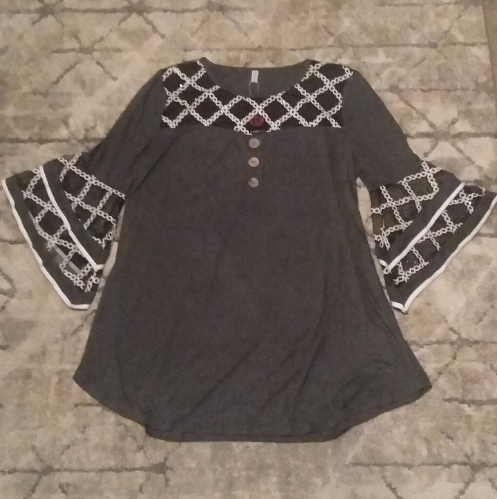 NWT Gray Cloud Mesh Bell Sleeve Blouse (1X)